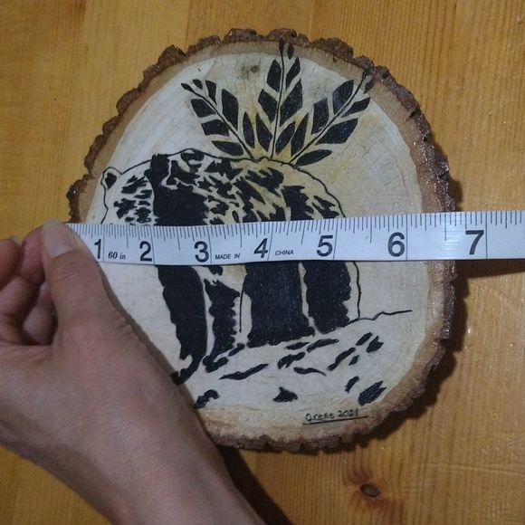 Sliced tree trunk painted shellac bear picture - Picture 9 of 10